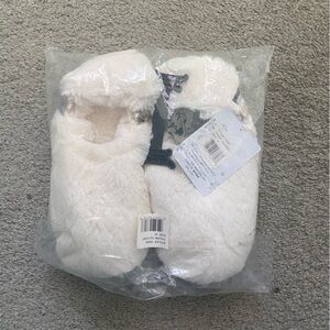 Muk Luks slippers Style 16666 in color 102 Ivory.  Size Medium.  Brand new.